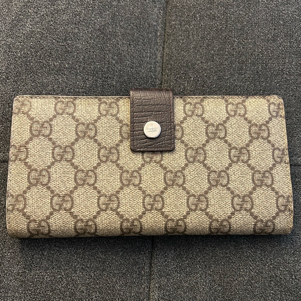 100% Authentic Gucci Monogram Snap Long Women’s Wallet in Good Used Condition